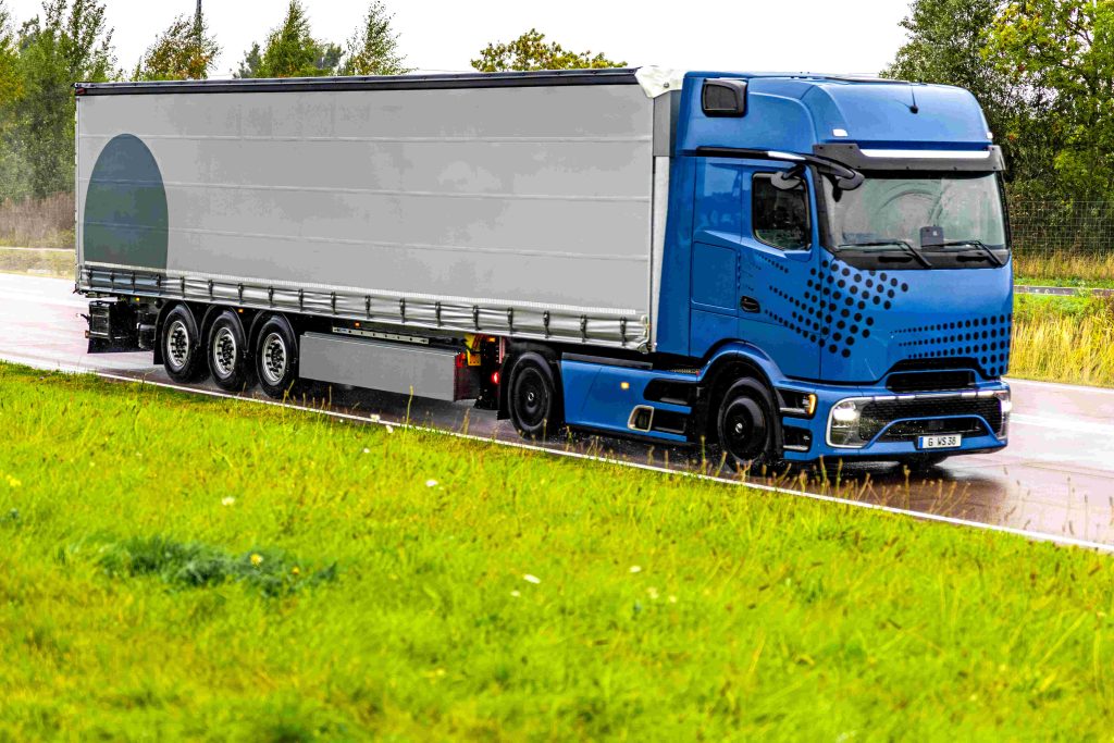 Camión pesado que requiere tarjeta MDP para transporte de mercancías