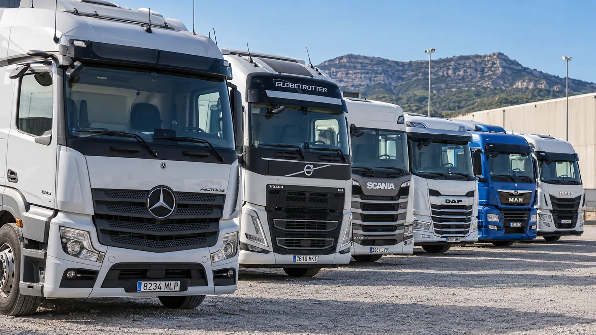 Camiones de varias marcas aparcados, demanda de transportistas en España en 2026