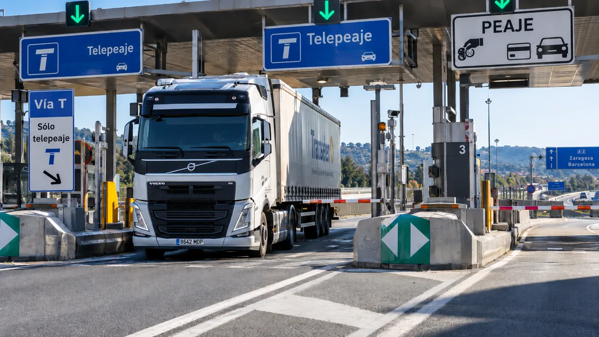 Camión en un peaje de autopista española, gasto deducible en el IRPF