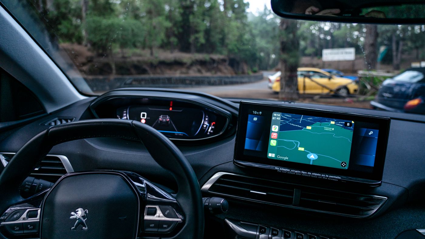 Interior de coche elegante que muestra un sistema de navegación avanzado y detalles del ta