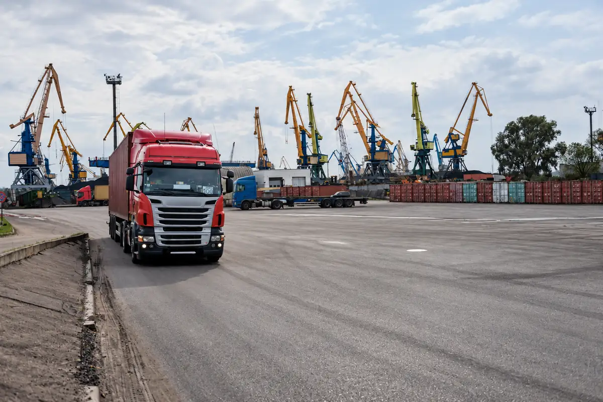 Camión de mercancías saliendo del puerto para gestionar la tarjeta de transporte en Valencia