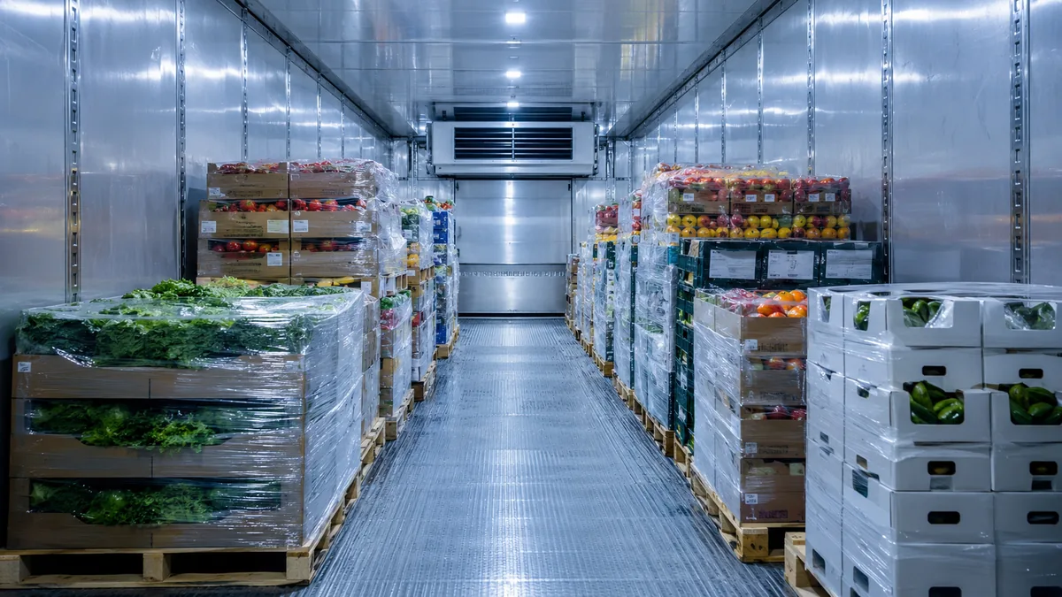 Interior de un remolque frigorífico con palets de mercancía perecedera
